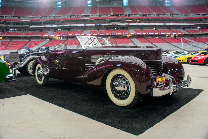 7. Cord 810 Convertible Coupe 1936 года (№9118) продан за $209,000 (19 200 000 руб.).
