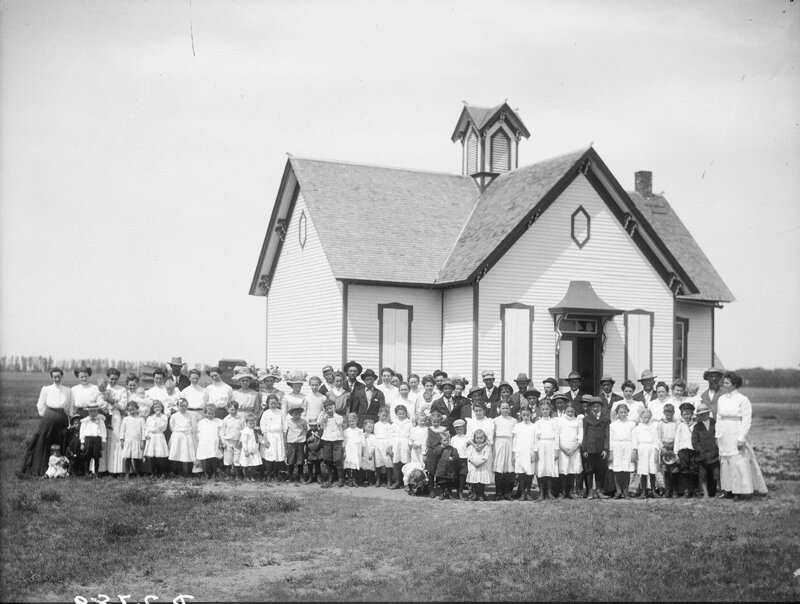 Учащиеся и преподаватели в Лоуэлле, штат Небраска, 1911.