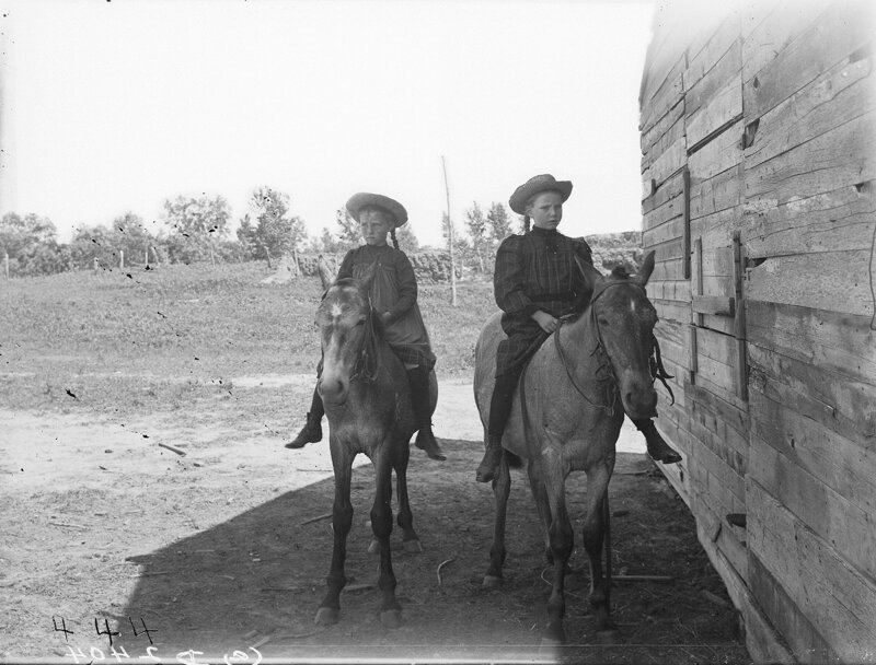 Девочки с косичками, 1900-е.
