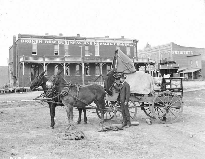 Повозка с хозяйственной утварью в Брокен-Боу, 1890.