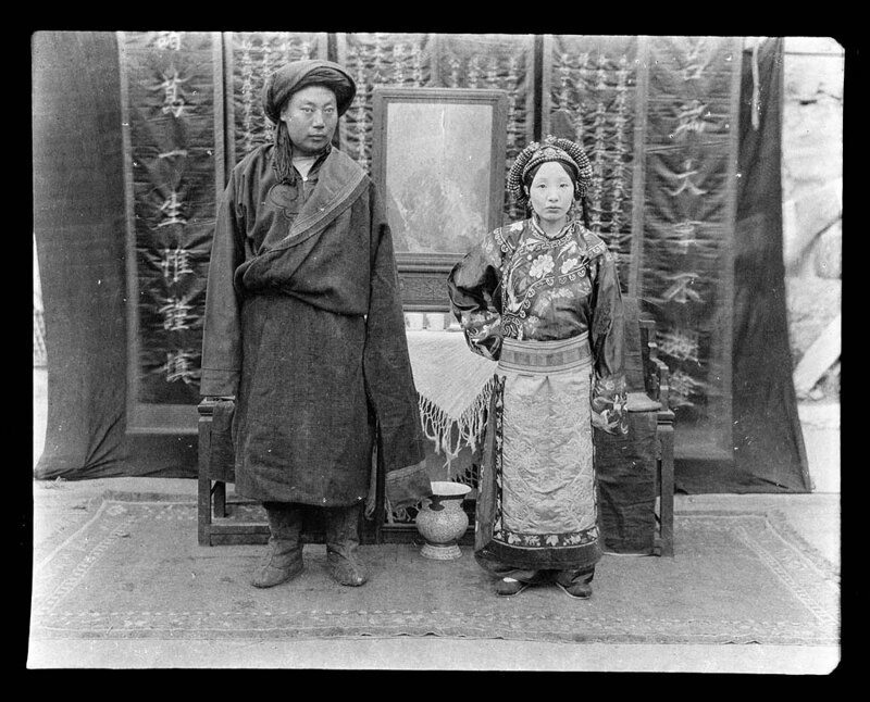 Супруги Као в тибетской национальной одежде. 1917-1919