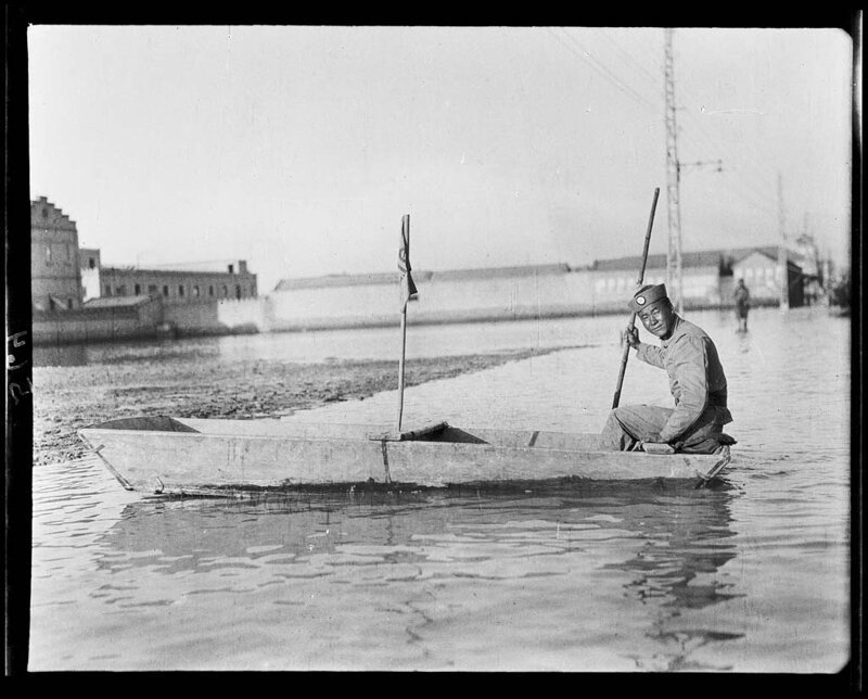 Полицейский в лодке во время наводнения. Тяньцзинь, 1917-1919