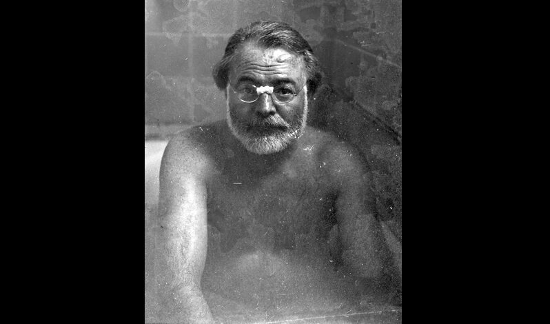 Эрнест Хемингуэй в ванной. 