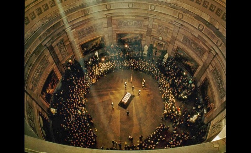 Похороны в сенате Джона Кеннеди.