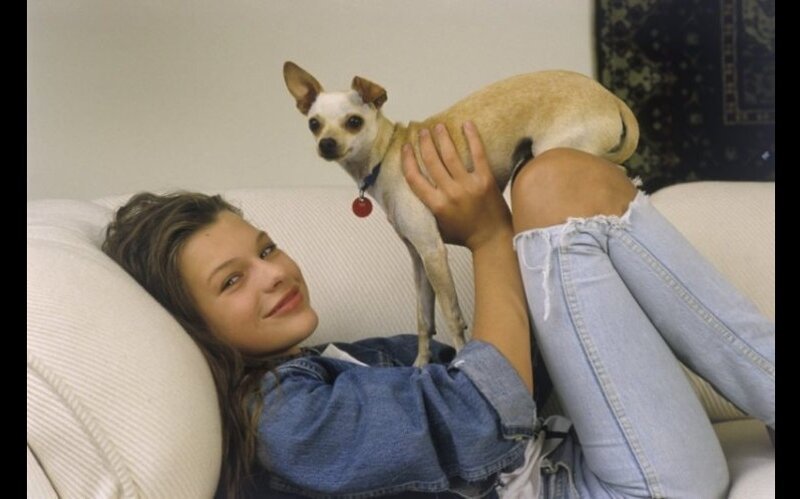 Мила Йовович в юности с собачкой.