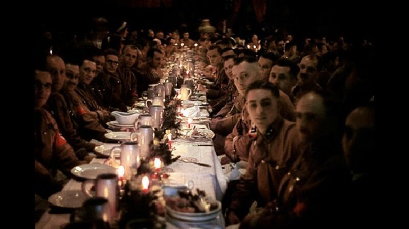 Гитлеровские солдаты во время рождественского ужина 1941 году.