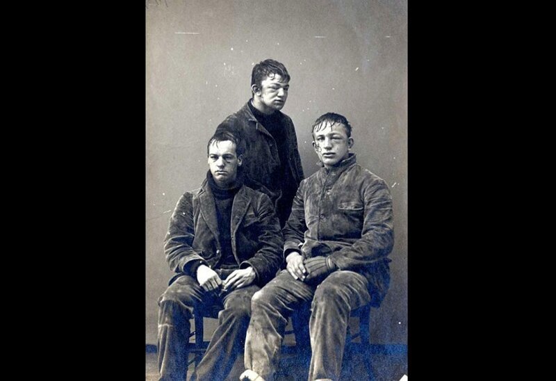 Первокурсники Принстонского университета после игры в снежки против второкурсников в 1893 году.