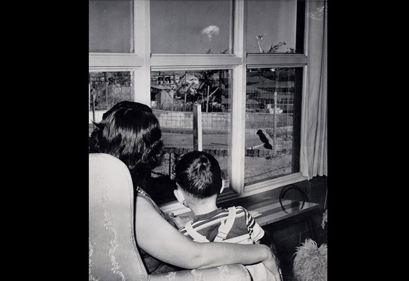 Мама с сыном наблюдают за испытаниями атомной бомбы возле Лас-Вегаса в 1953 году.