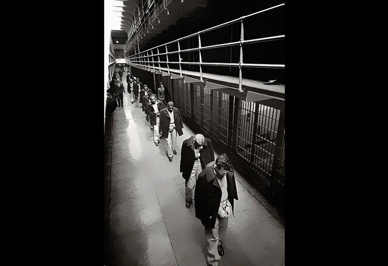 Оставшиеся заключённые покидают Алькатрас в 1963 году.