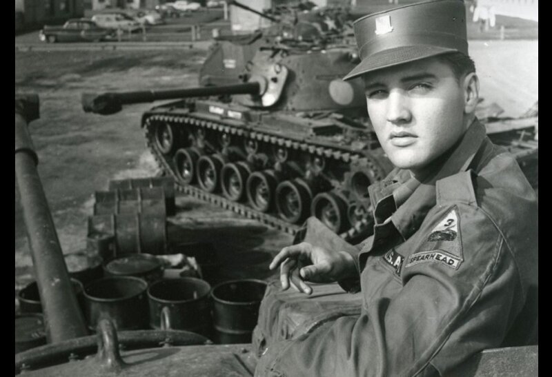 Элвис Пресли в армии в 1958 году.