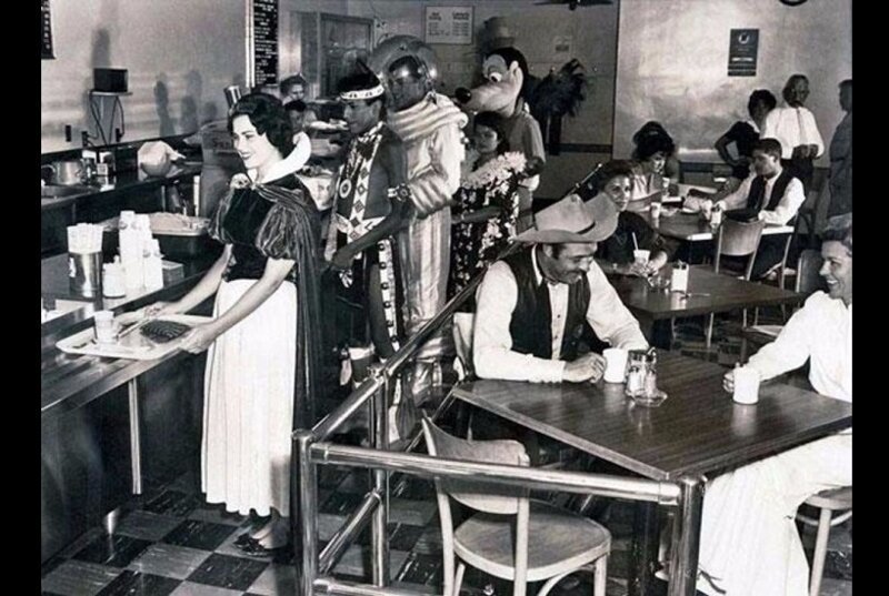 Работники Диснейленда обедают в 1961 году.