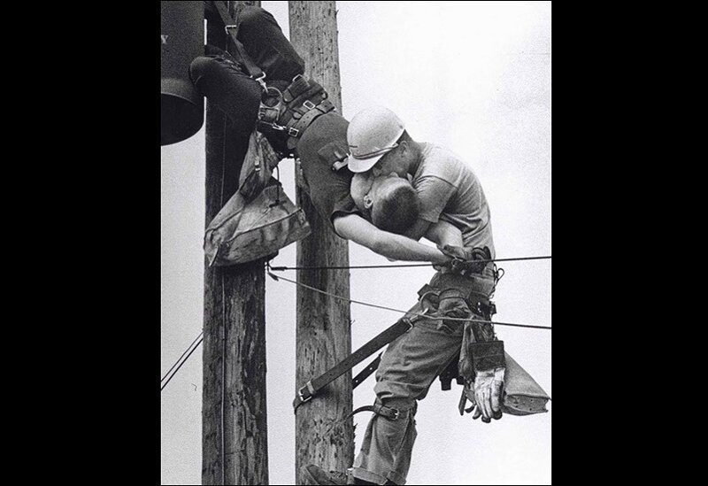 Поцелуй, который призван вернуть к жизни. Электрик реанимирует своего коллегу, после удара током в 1967 году.