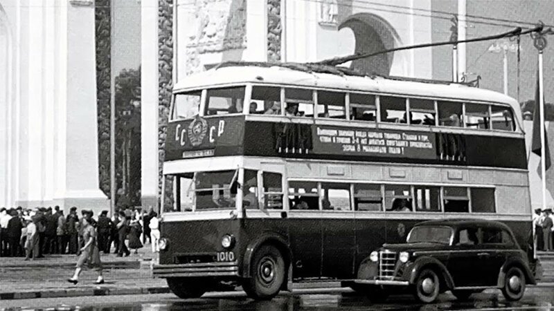Такие двухэтажные троллейбусы раньше ездили по Москве. Снимок сделан в 1938 году.