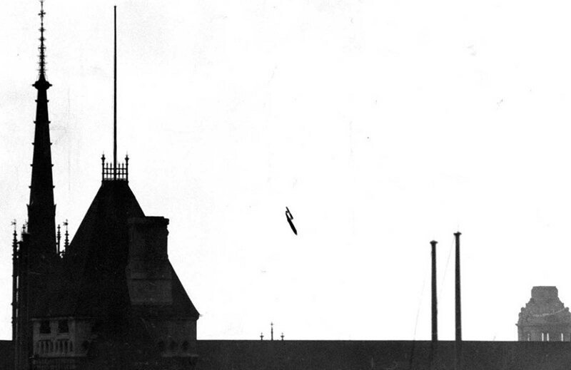 Бомба за миг до взрыва в Лондоне в 1945 году.