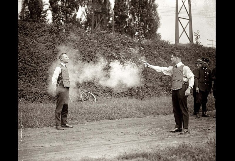 Тестирование пуленепробиваемого жилета в 1923 году.