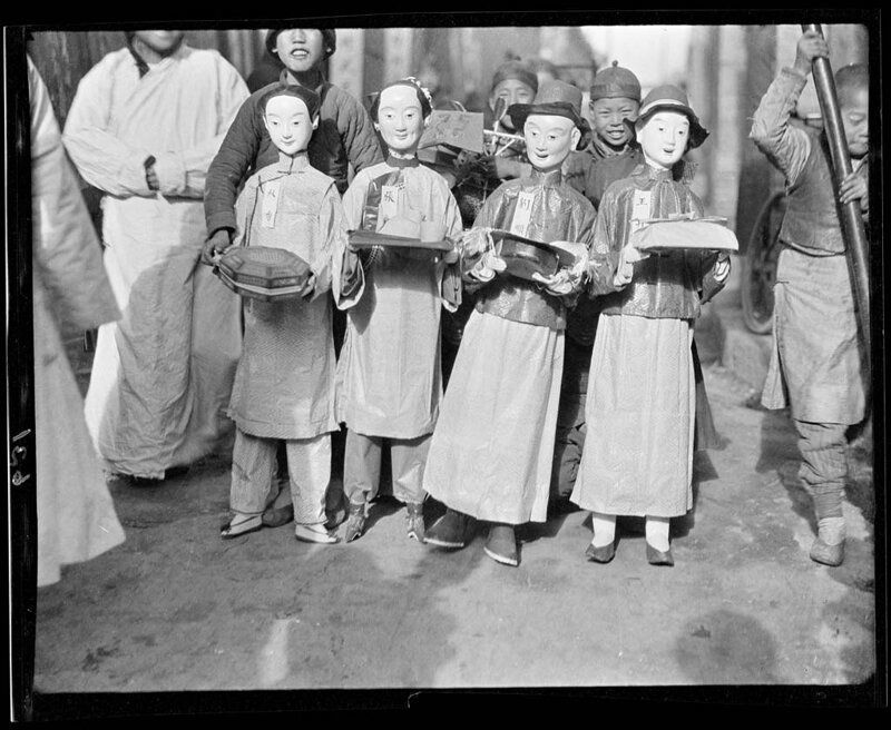 Похоронные подносители бумаги, Пекин, 1917-1919