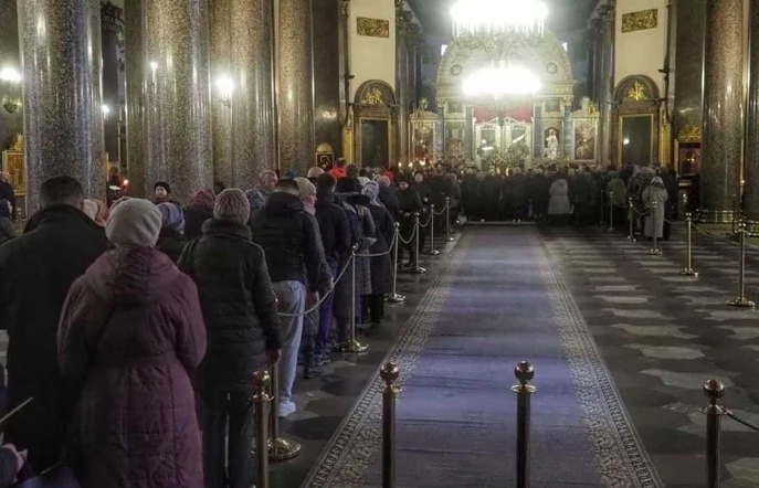 Коронавирус не помеха: тысячи верующих пришли прикоснуться к мощам в Санкт-Петербурге