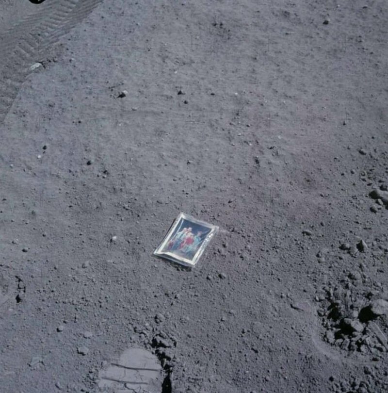 На Луне более 48 лет лежат фотографии семьи астронавта Чарли Дьюка