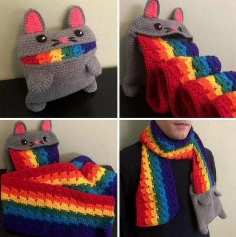 Вязанный шарф с чехлом-котиком. Работа художницы  Аманды Жюльен
