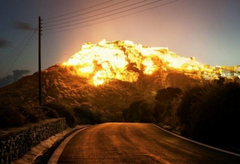 Солнечный свет на горе на закате превращает гору в масштабный взрыв