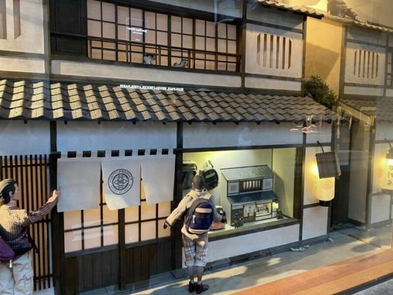 В Киото есть витрина, в которой расположен макет витрины, в котором расположен  макет витрины
