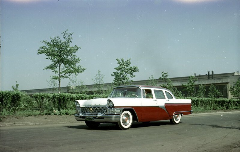 С того же сайта. Красивое фото предсерийного ГАЗ-13 «Чайка» 1957 года
