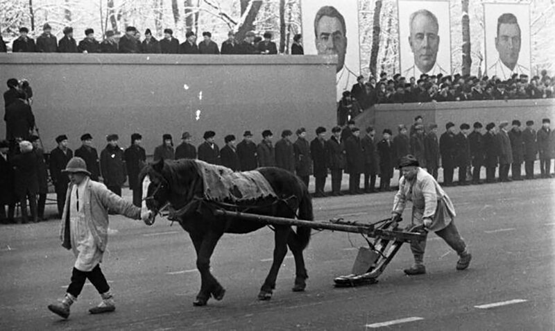 Парад в честь 51–й годовщины Великого Октября, Минск, 1968 год.