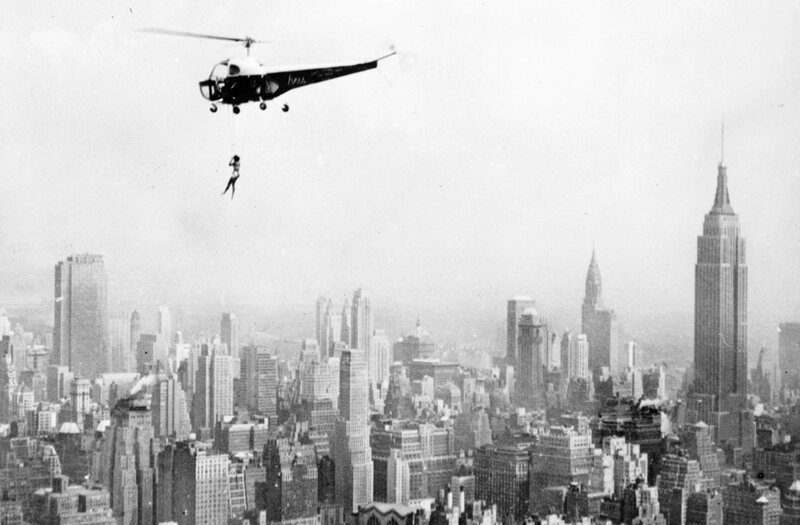 Гимнастка выполняет трюки,свисая с вертолёта над небоскрёбом Манхэттена,27 апреля 1951 года