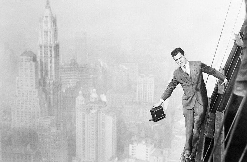 Фотограф Джек Рейли на 72-м этаже строящегося 74-этажного небоскрёба.Банк Манхэттена на Уолл-стрит в Нью-Йорке.13 ноября 1929 года.