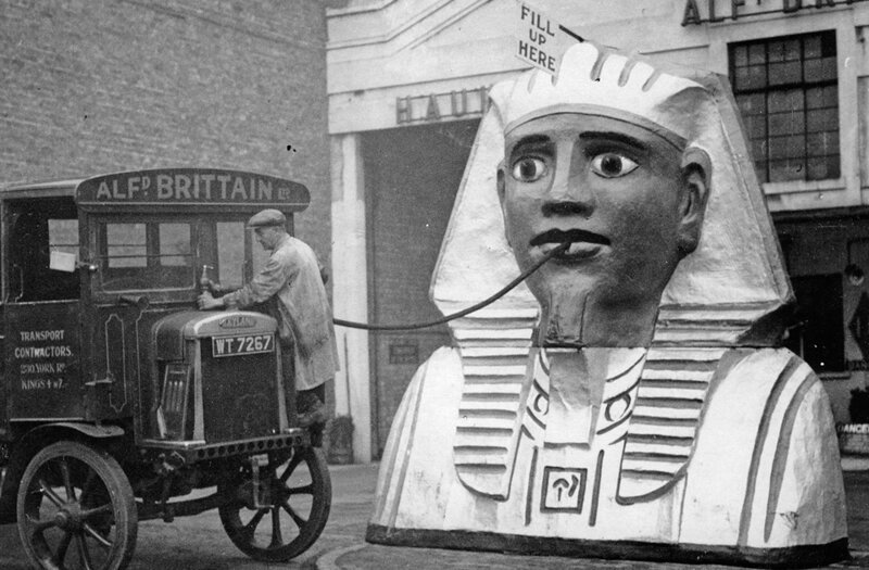 Оригинальная автозаправка в Лондоне,1930 год