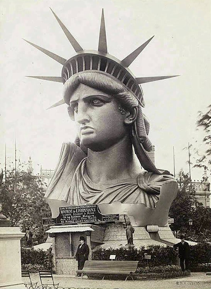Какую книгу держит американская статуя Свободы? - «Как и Почему»