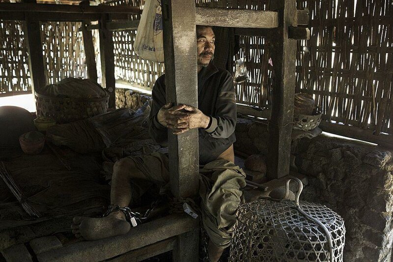 Геде приковали к столбу в сарае за домом матери в одном из отдаленных районов Бали.