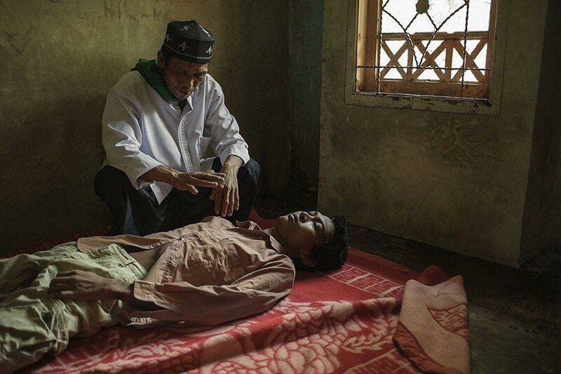 25-летний Дидина лечится в центре Абах Санук Абах, тут за ним следит народный целитель.