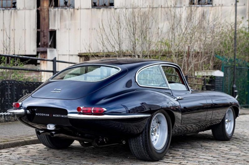 Автомобиль окрашен в оттенок Portofino Blue. Колёса Dunlop — в гоночном стиле 1960-х, шины — Avon 215/60–15 и 245/60–15.