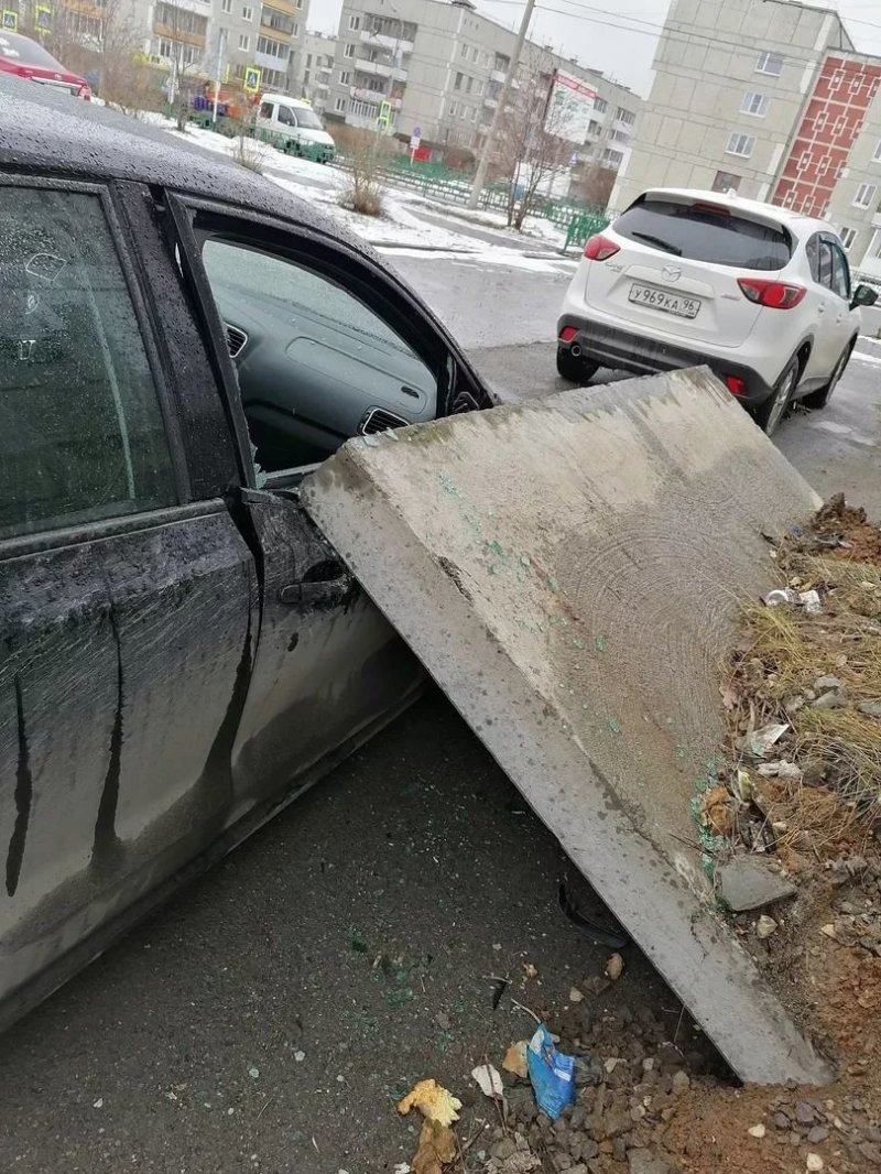 Карма за парковку на тротуаре: Бетонная плита упала на машину