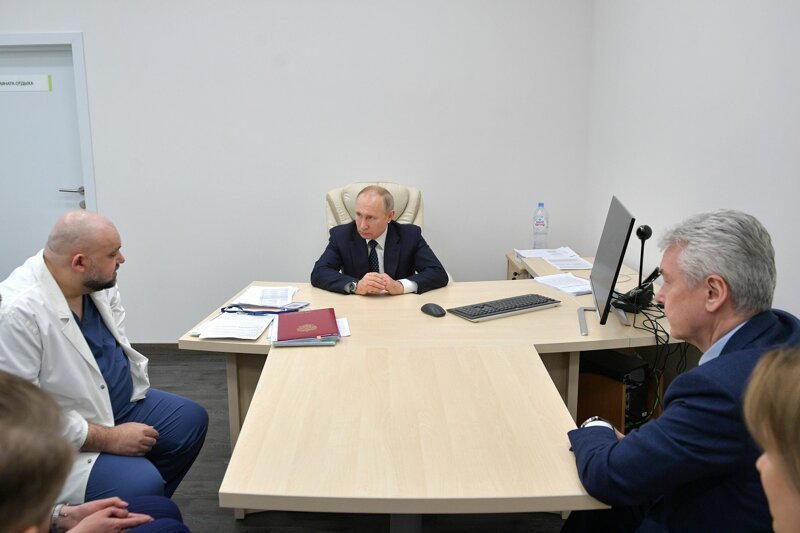 Владимир Путин посетил больницу в Коммунарке