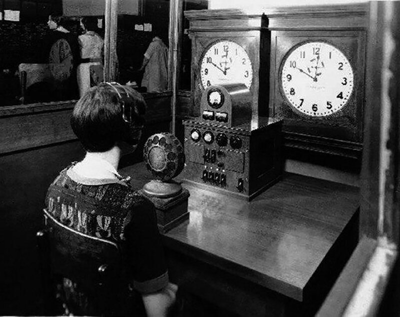 Телефонный оператор объявляет точное время каждые 15 секунд. Чикаго, 1928 г.