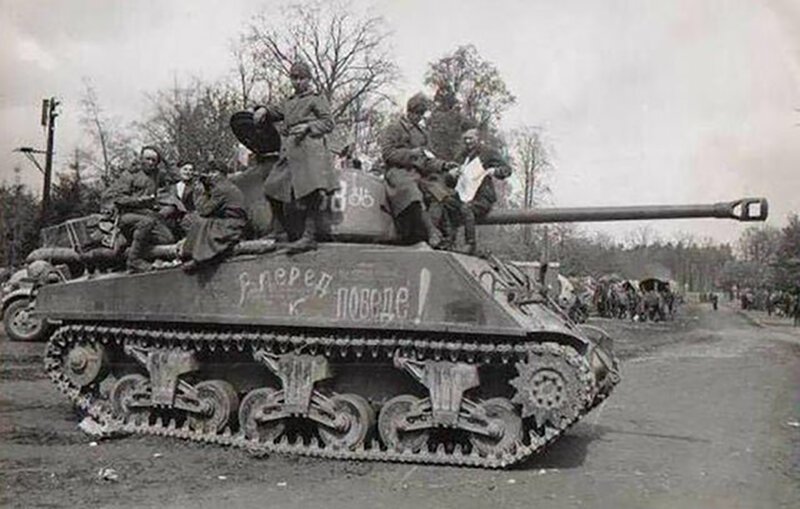Советские солдаты на танке Шерман в Германии, 3 мая 1945 год