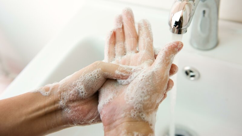 4. Обработку рук антисептиком, с успехом заменяет мытьё рук с обычным мылом