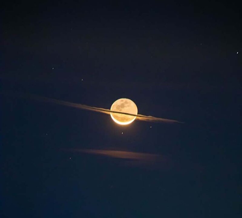 Великолепное фото луны, внешне напоминающую гигантскую планету  Сатурн
