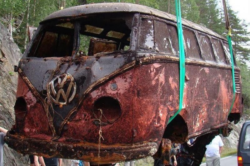 В Норвегии подняли со дна озера VW Samba модель 1957 года, который провел под водой 40 лет