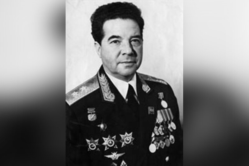 Заслуженного военного летчика СССР, генерал-лейтенанта Альберта Ивановича Бобровского