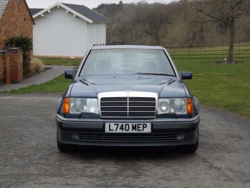 Роуэн Аткинсон выставил на продажу через онлайн-аукцион очередной Mercedes-Benz 500 E