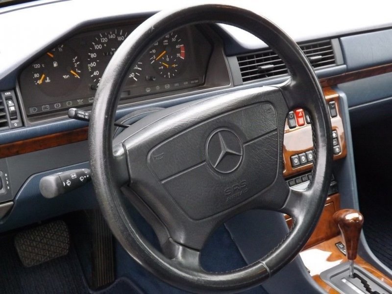 Роуэн Аткинсон выставил на продажу через онлайн-аукцион очередной Mercedes-Benz 500 E