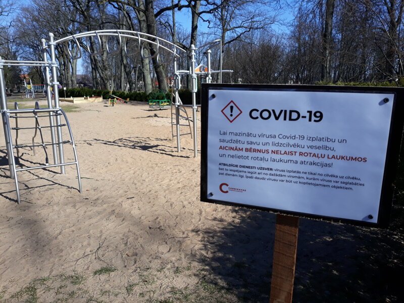 Несколько фото в публичных местах - о коронавирусе в Латвии
