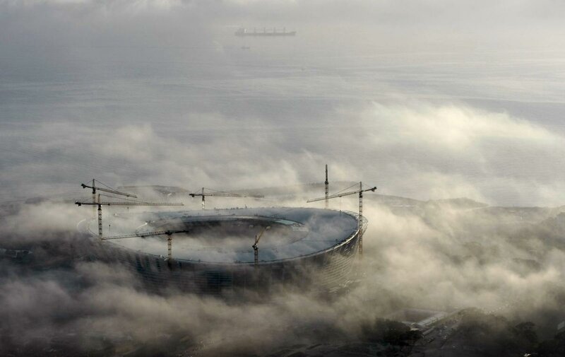 Туман окутывает строящийся стадион «Кейптаун» в Кейптауне, ЮАР.