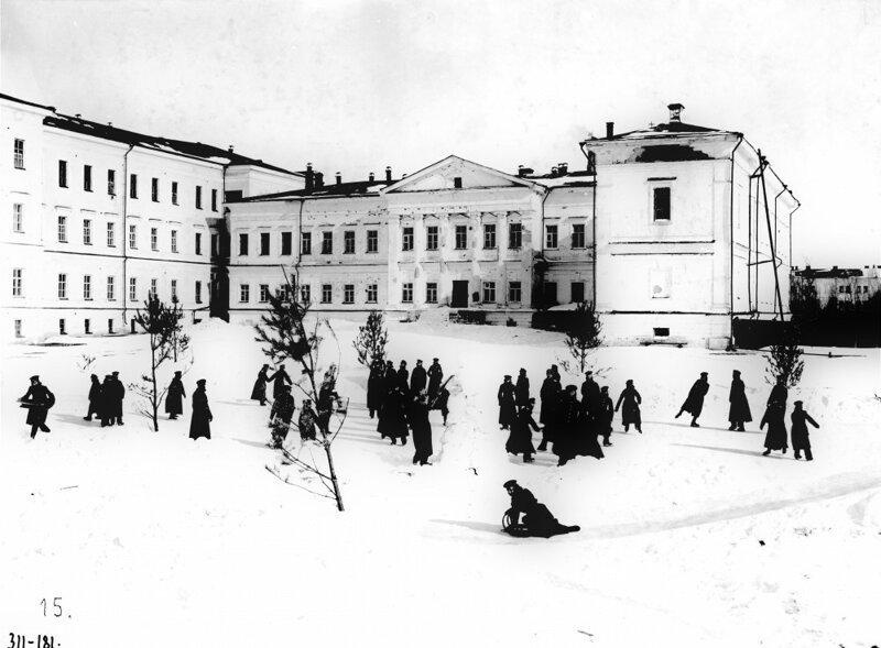 Зимние развлечения во дворе Сибирского кадетского корпуса. 1898 год.