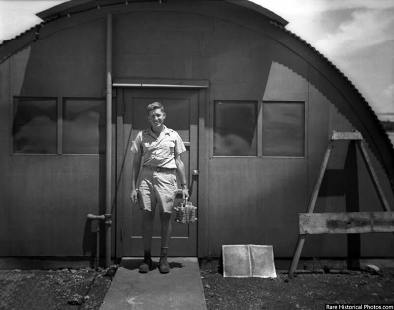 Физик Гарольд Агню несет плутоний для атомной бомбы “Толстяк”, которую сбросят на Нагасаки и которая унесет жизни примерно 74 000 человек, 1945 год.