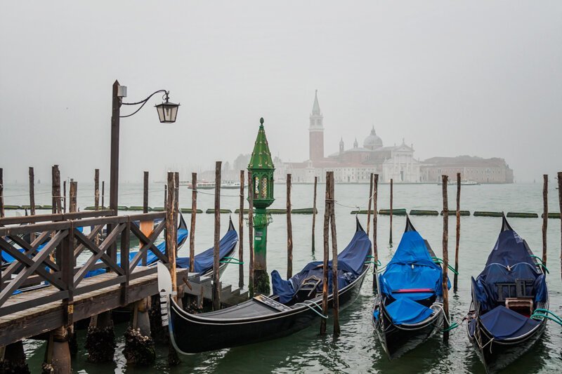 Как в Венеции людей в домах заколачивали?
