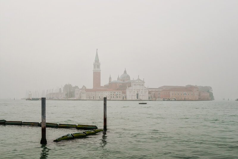 Как в Венеции людей в домах заколачивали?
